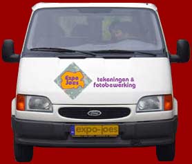 met dit vehikel, vol met reclame, is Joes regelmatig op stap